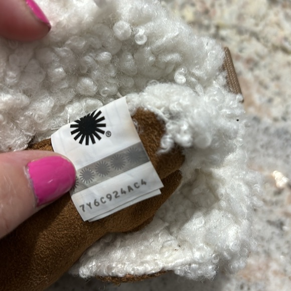 UGG Crib Booties - Picture 10 of 11